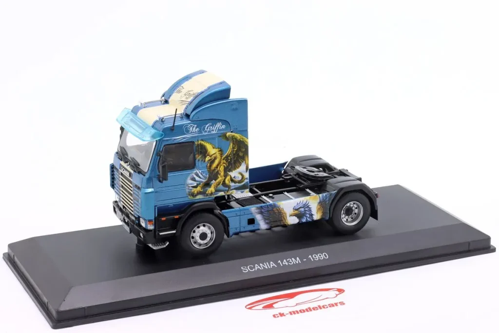 โมเดลรถ 1:43 Scania 143M Sattelzugmaschine “The Griffin” ปี 1990 สีน้ำเงิน พร้อม Dekor Hachette