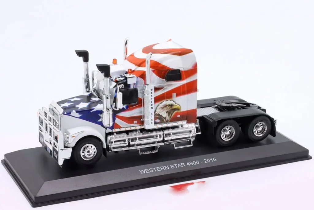 โมเดลรถ 1:43 Western Star 4900 Sattelzugmaschine “American Eagle” ปี 2015 สีขาว พร้อม Dekor Hachette G1470002