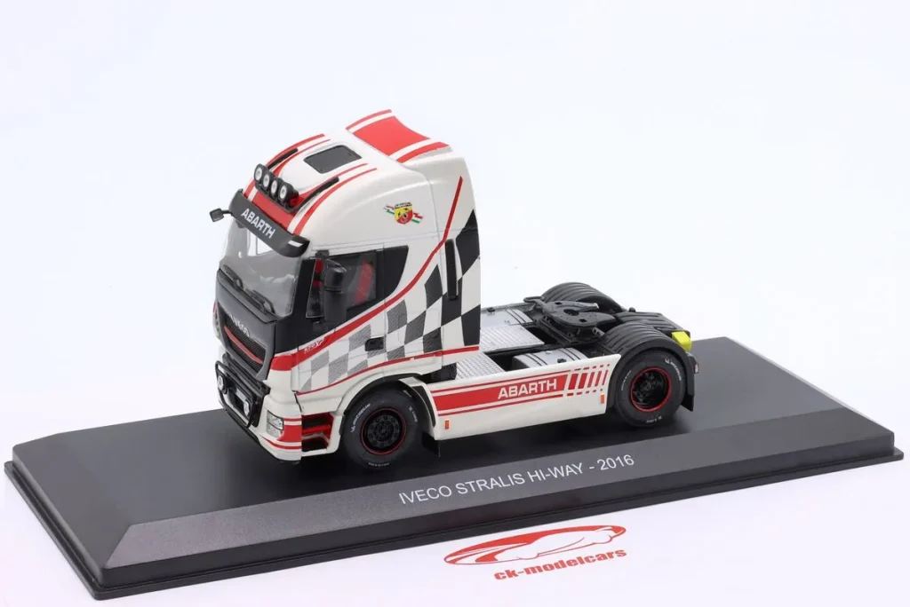 โมเดลรถ 1:43 Iveco Stralis Hi-Way Sattelzugmaschine “Abarth” ปี 2016 สีขาว พร้อม Dekor Hachette