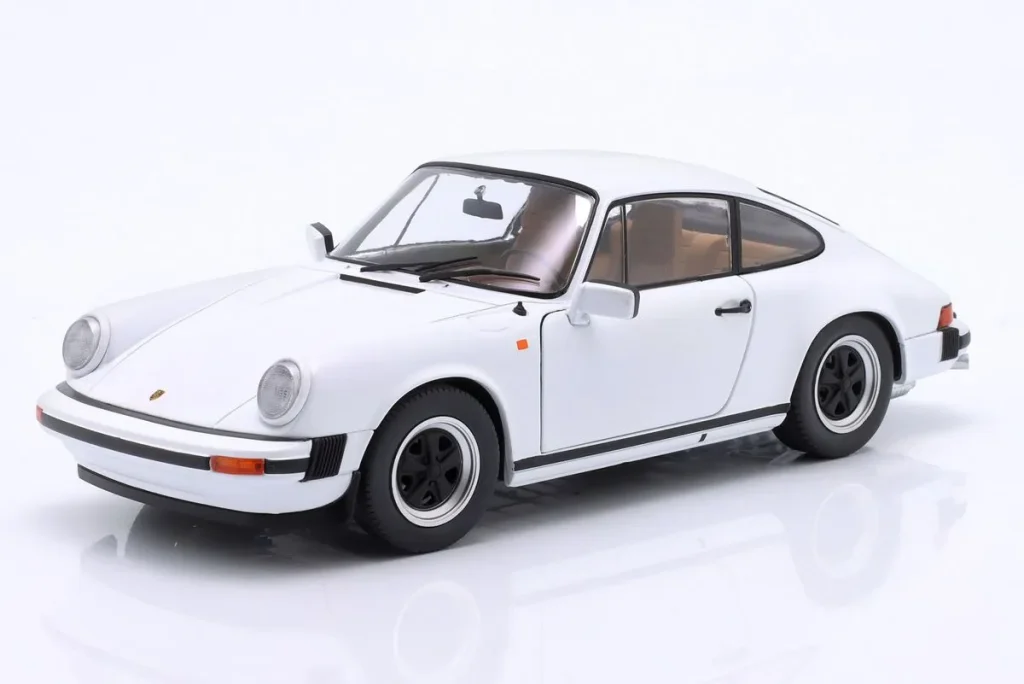 Model 1:18 Porsche 911 (993) Carrera RS year 1974 Colour Grand Prix white Solido