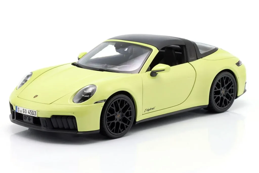 Model 1:18 Porsche 911 (992.2) Targa 4 GTS Hybrid year 2025 yellow Maisto
