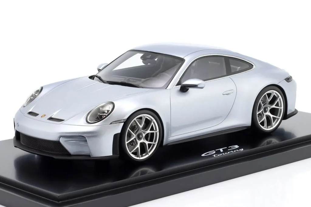 โมเดลรถ 1:18 Porsche 911 (992.2) GT3 พร้อม Touring-Paket ปี 2025 สีเงินโพลาร์ Spark