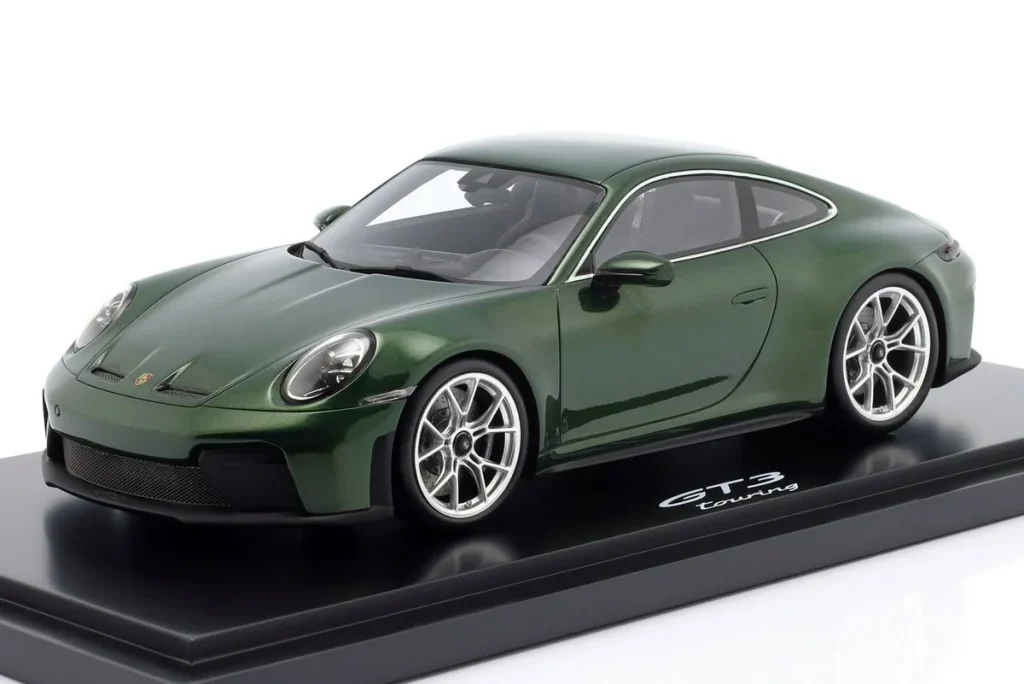 โมเดลรถ 1:18 Porsche 911 (992.2) GT3 พร้อม Touring-Paket ปี 2025 สีเขียวเมทัลลิก Spark
