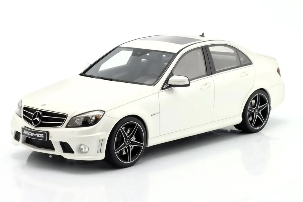 车型 1:18 Mercedes-Benz C63 AMG 年 2007 颜色 diamant 白色 GT-SPIRIT