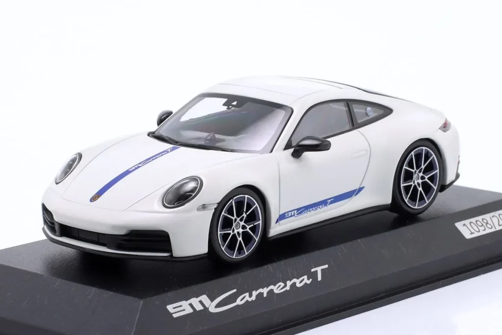 车型 1:43 Porsche 911 Carrera T Coupe (992.2) 年 2025 白色 / 蓝色轮毂 Minichamps