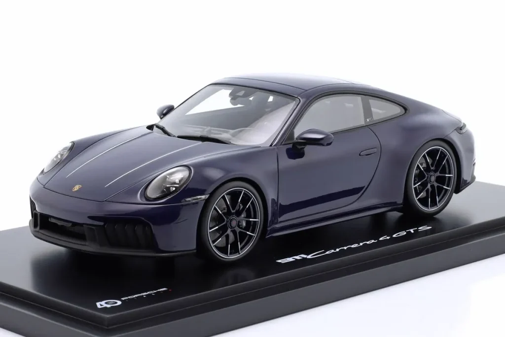 车型 1:18 Porsche 911 (992.2) Carrera 4 GTS 40 Jahre Porsche Italien 年 2025 Spark