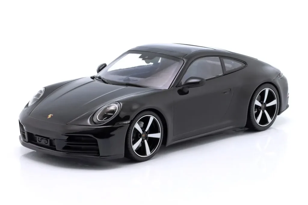 โมเดลรถ 1:18 Porsche 911 (992.2) Carrera Coupé ปี 2024 สีดำเมทัลลิก Minichamps