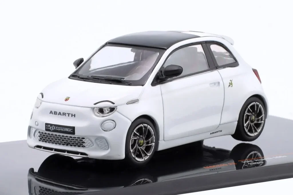 车型 1:43 Fiat 500e Abarth 年 2024 白色 Ixo