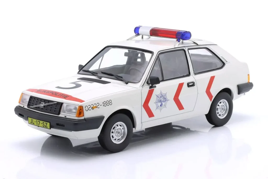 โมเดลรถ 1:18 Volvo 343 Polizei Niederlande ปี 1982 สีขาว Triple9