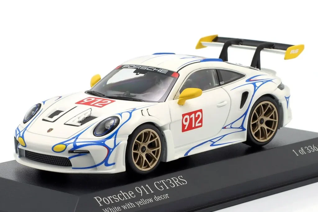 โมเดลรถ 1:43 Porsche 911 (992) GT3 RS ปี 2023 สีขาว / เหลือง Dekor Minichamps