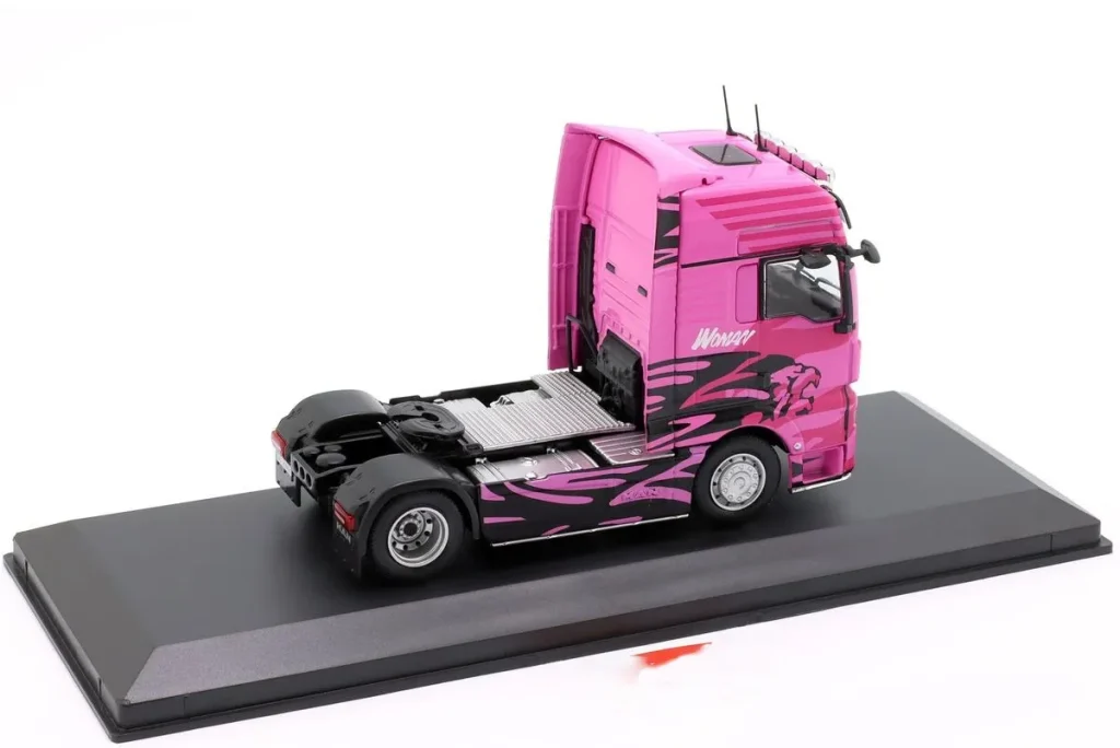 โมเดลรถ 1:43 MAN TGX Sattelzugmaschine “Woman Trucker” ปี 2014 สีชมพู Hachette