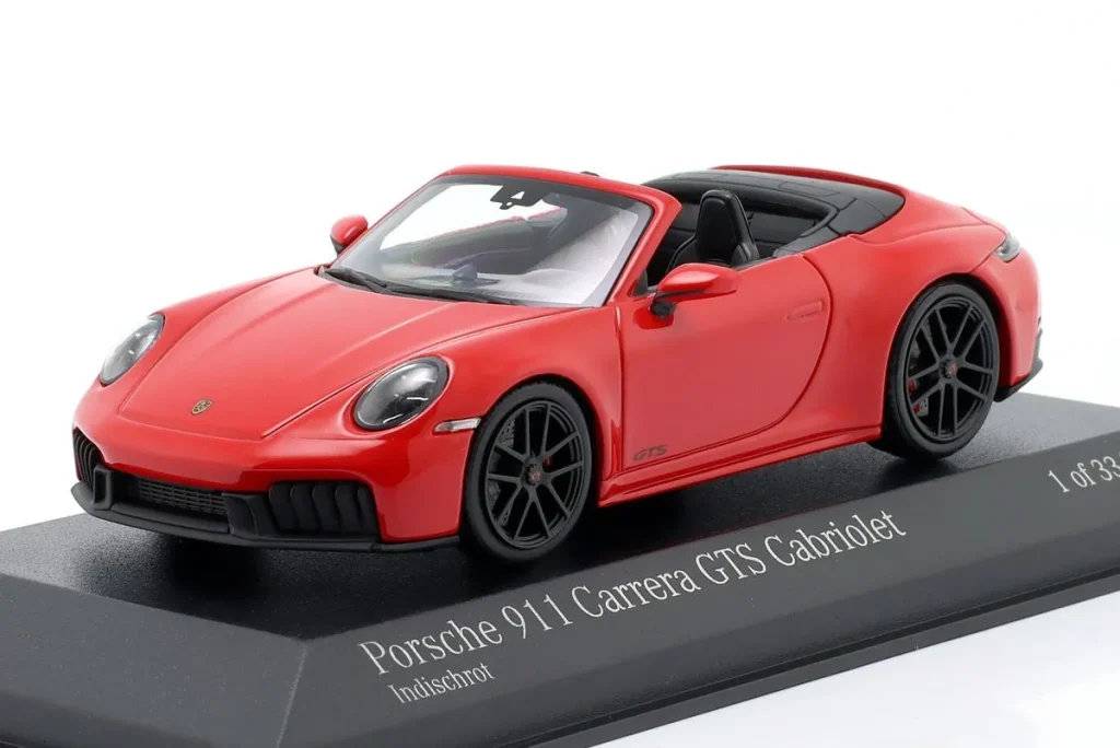 โมเดลรถ 1:43 Porsche 911 (992.2) Carrera GTS Cabriolet ปี 2024 สีแดงอินเดีย Minichamps