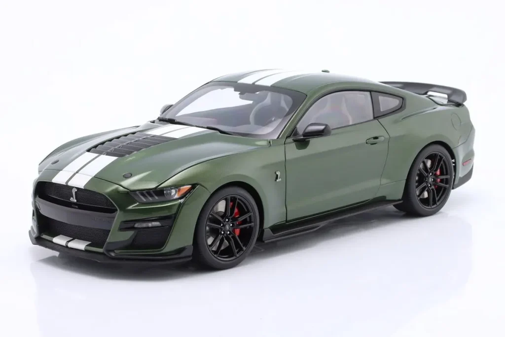 Model 1:18 Ford Mustang Shelby GT500 dark green / white (eruption green) AUTOart