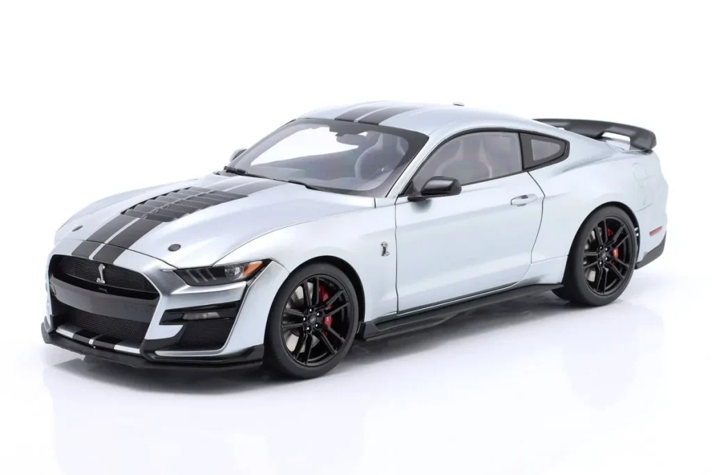 Model 1:18 Ford Mustang Shelby GT500 silver / Black (iconic silver) AUTOart