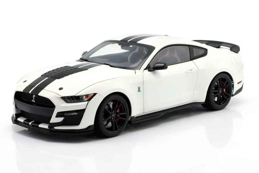 Model 1:18 Ford Mustang Shelby GT500 white / Black (oxford white) AUTOart