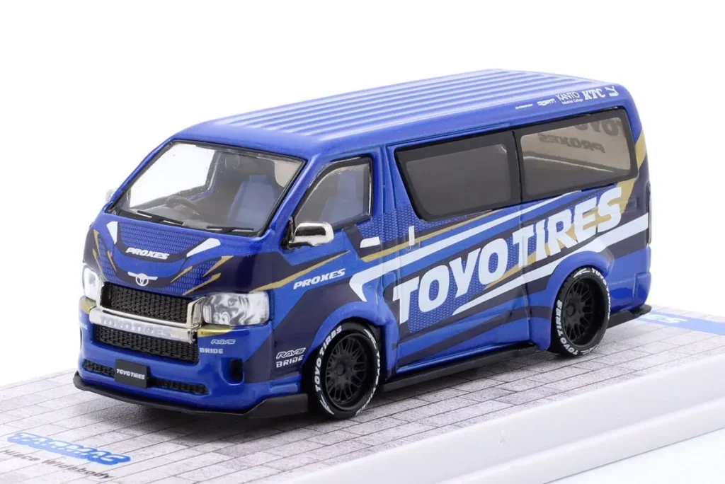 โมเดลรถ 1:64 Toyota Hilux Pick-Up “Toyo Tires” สีน้ำเงิน / ขาว / ดำ
