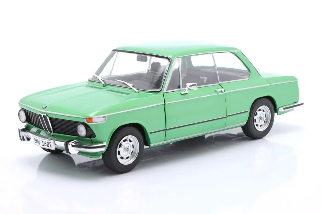 โมเดลรถ 1:18 BMW 1602 Taiga ปี 1971 สีเขียว Solido