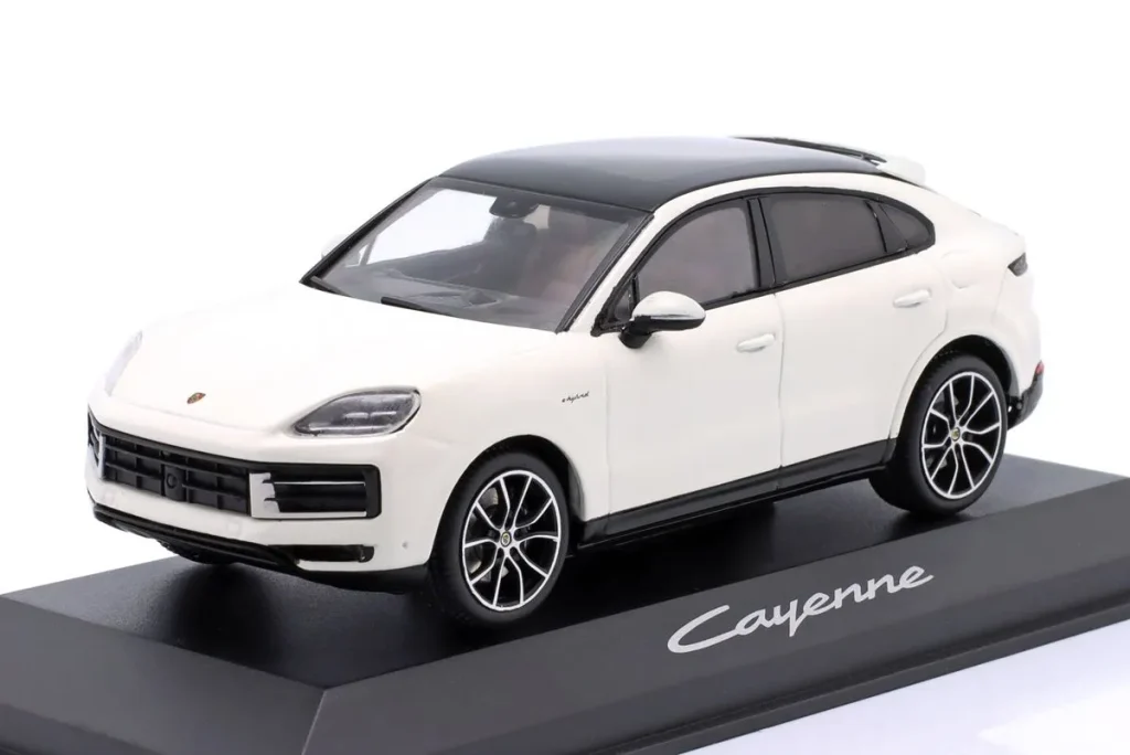โมเดลรถ 1:43 Porsche Cayenne E-Hybrid Coupé (E3 II) ปี 2025 สีขาวเมทัลลิก Solido