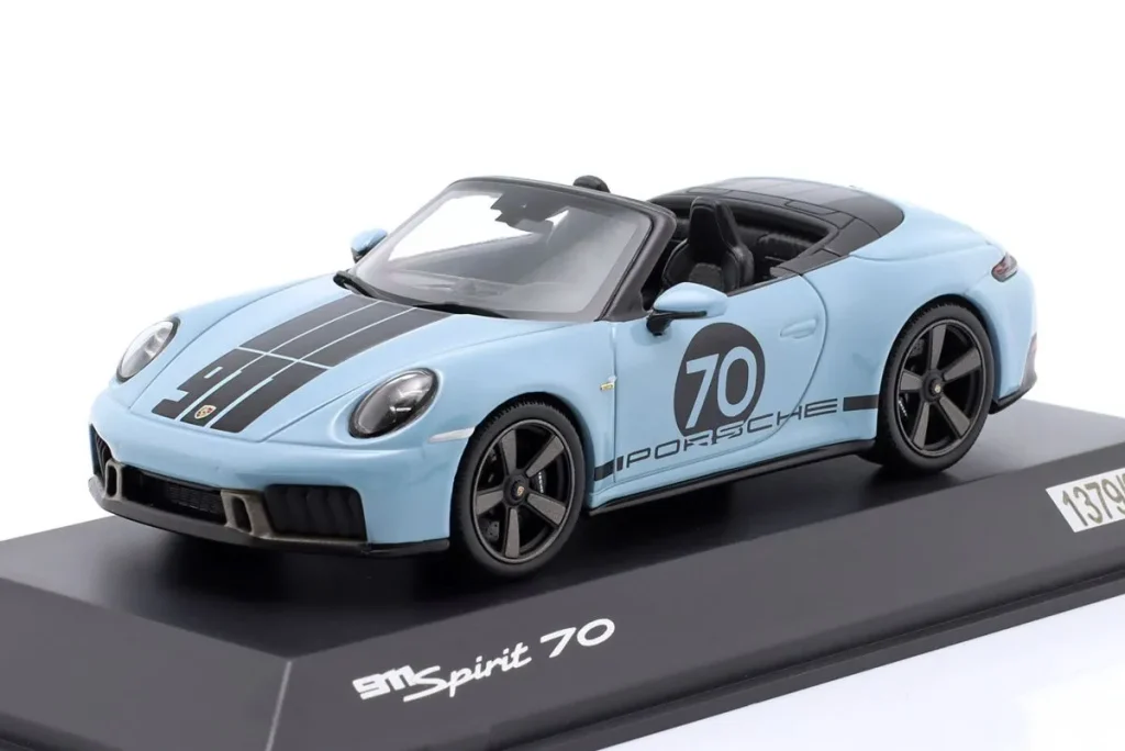 โมเดลรถ 1:43 Porsche 911 (992.2) Cabriolet Spirit 70 ปี 2025 สีน้ำเงิน Spark