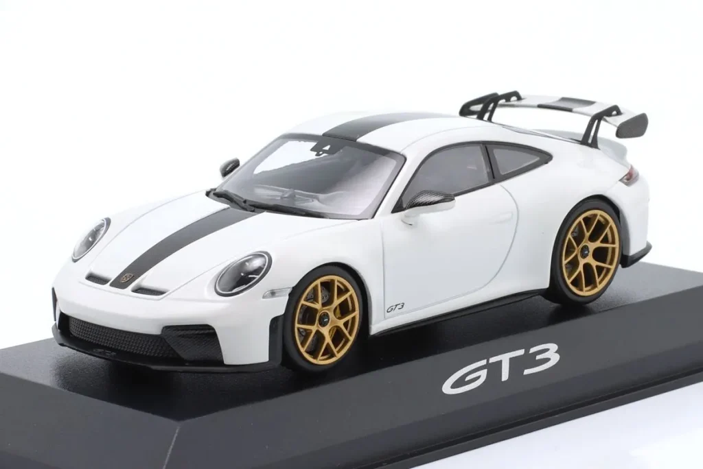 โมเดลรถ 1:43 Porsche 911 GT3 (992.2) ปี 2025 สีขาว / ทอง ล้อ Minichamps