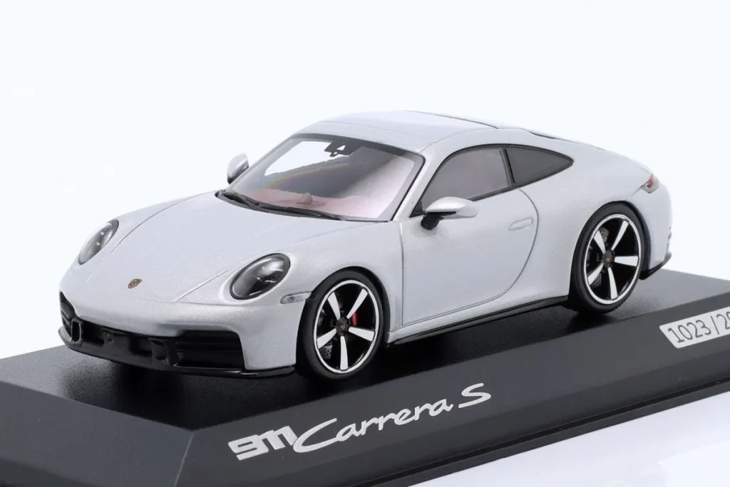 โมเดลรถ 1:43 Porsche 911 Carrera (992.2) ปี 2025 Minichamps