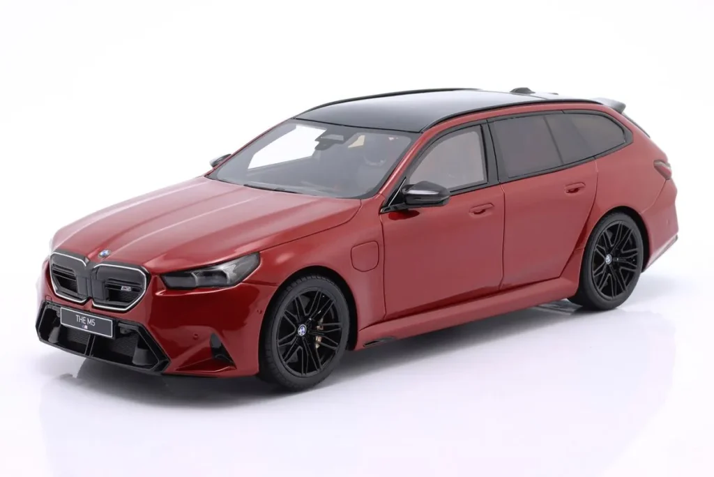 โมเดลรถ 1:18 BMW M5 Touring (G99) ปี 2025 สีแดง GT-SPIRIT