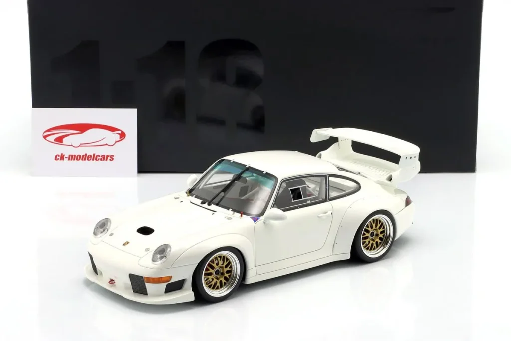 โมเดลรถ 1:18 Porsche 911 (993) GT2 Evo ปี 1995 สี Grand Prix ขาว GT-SPIRIT