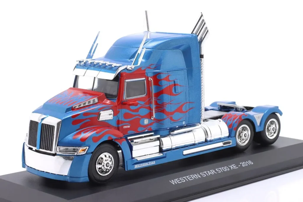 โมเดลรถ 1:43 Western Star 5700 EX Sattelzugmaschine ปี 2011 สีน้ำเงิน เมทัลลิก พร้อม แดง Flammendekor Hachette