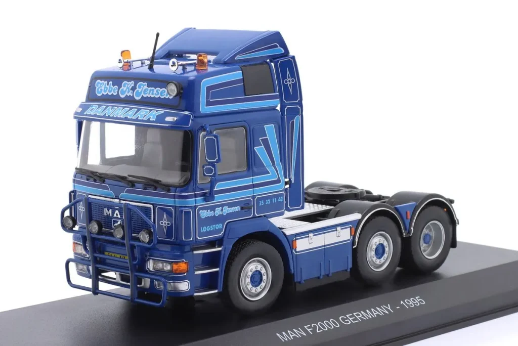 โมเดลรถ 1:43 MAN F2000 Sattelzugmaschine ปี 1995 สีน้ำเงิน พร้อม Dekor Hachette