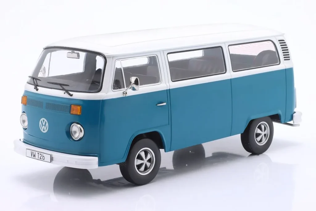 โมเดลรถ 1:18 Volkswagen VW T2b Bus พร้อม Fuchs ล้อ ปี 1972 สีน้ำเงิน / ขาว KK-Scale