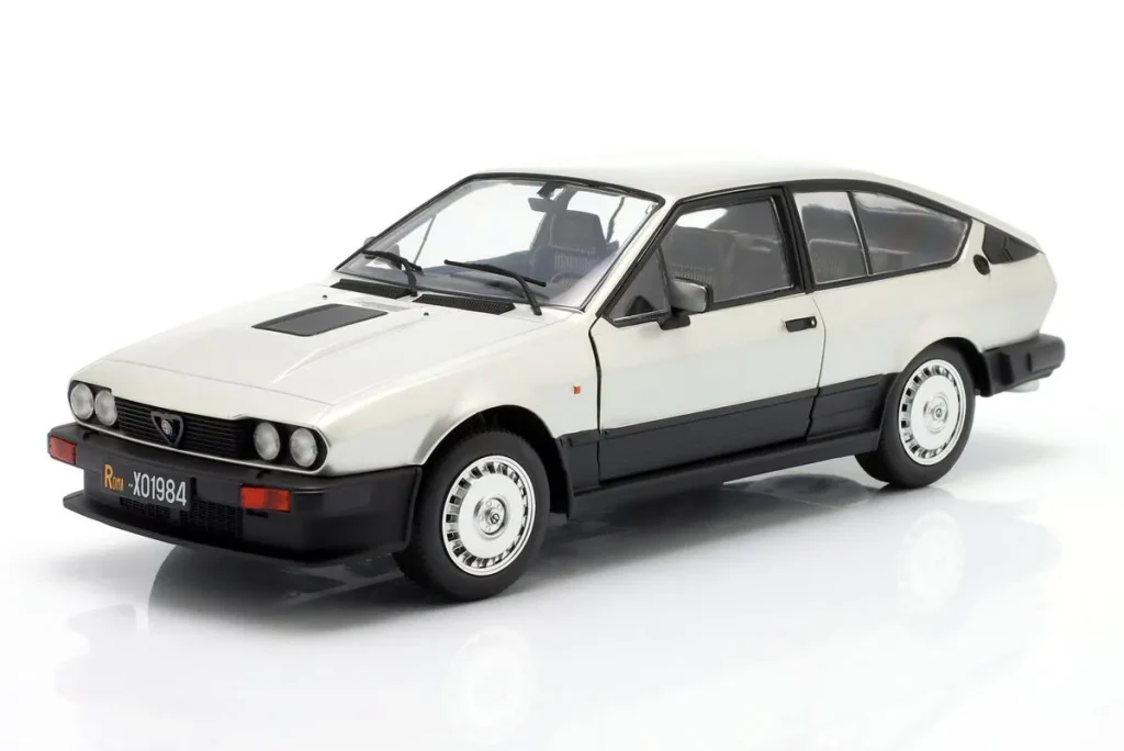 โมเดลรถ 1:18 Alfa Romeo GTV6 ปี 1984 สีเงิน Solido