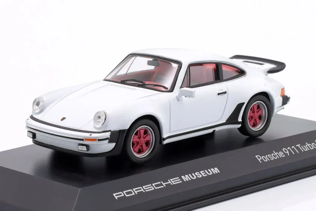 โมเดลรถ 1:43 Porsche 911 Turbo 3.0 ปี 1975 สีขาว / แดง ยาง Welly