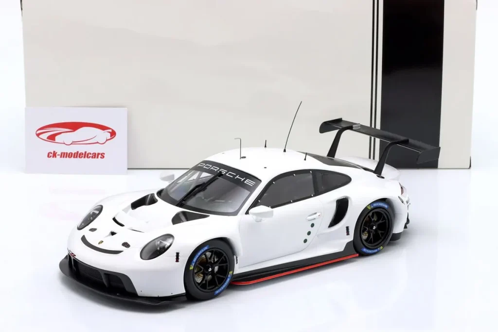 โมเดลรถ 1:18 Porsche 911 RSR Plain Body Edition 24 ชั่วโมง เลอมังส์ ปี 2022 สีขาว Ixo