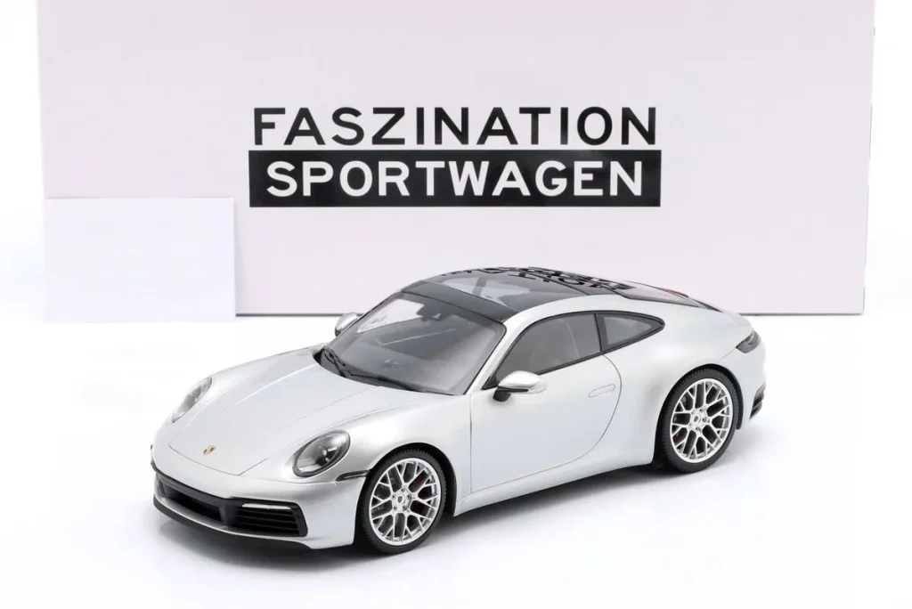 โมเดลรถ 1:18 Porsche 911 (992) Carrera 4S ชุดสะสม “Faszination Sportwagen” ปี 2023 สีเงิน / เงิน ล้อ Minichamps