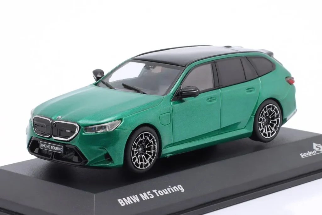 โมเดลรถ 1:43 BMW M5 Touring (G99) ปี 2024 สี Isle of Man เขียว เมทัลลิก Solido