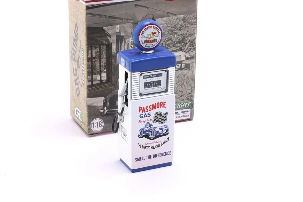 โมเดลรถ 1:18 Wayne 505 Zapfsäule “Passmore Gas” / “The Busted Knuckles Garage” ปี 1951 สีขาว / น้ำเงิน Greenlight