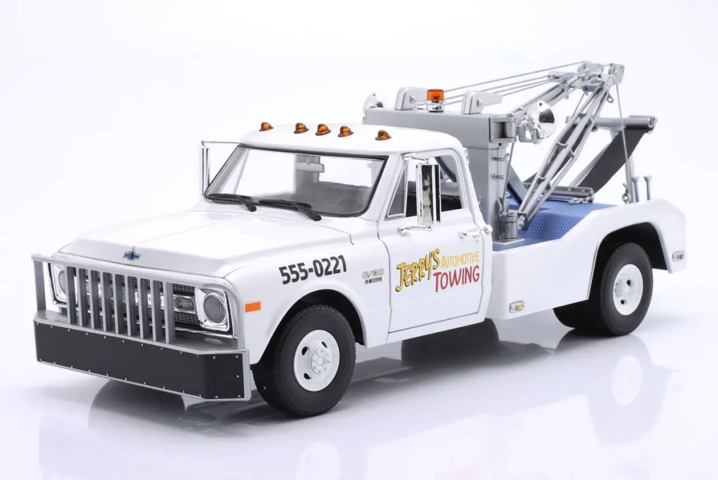 โมเดลรถ 1:18 Chevrolet C-30 Abschleppwagen “Jerry’s Automotive Towing” ปี 1969 สีขาว Greenlight