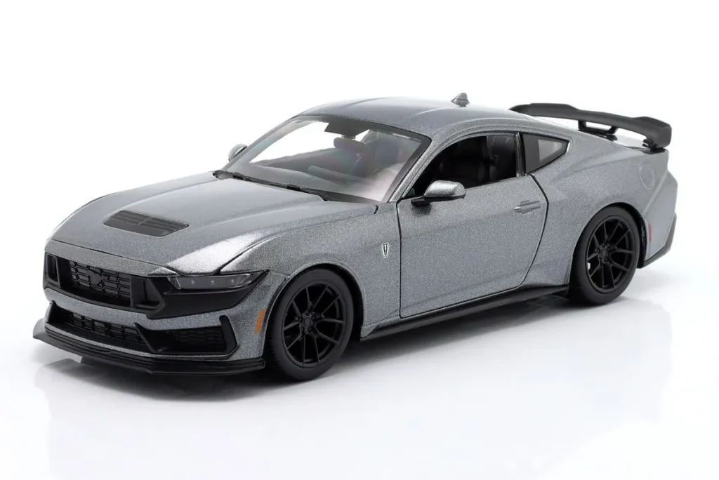 โมเดลรถ 1:24 Ford Mustang Darkhorse ปี 2024 สีเทาเมทัลลิก Maisto