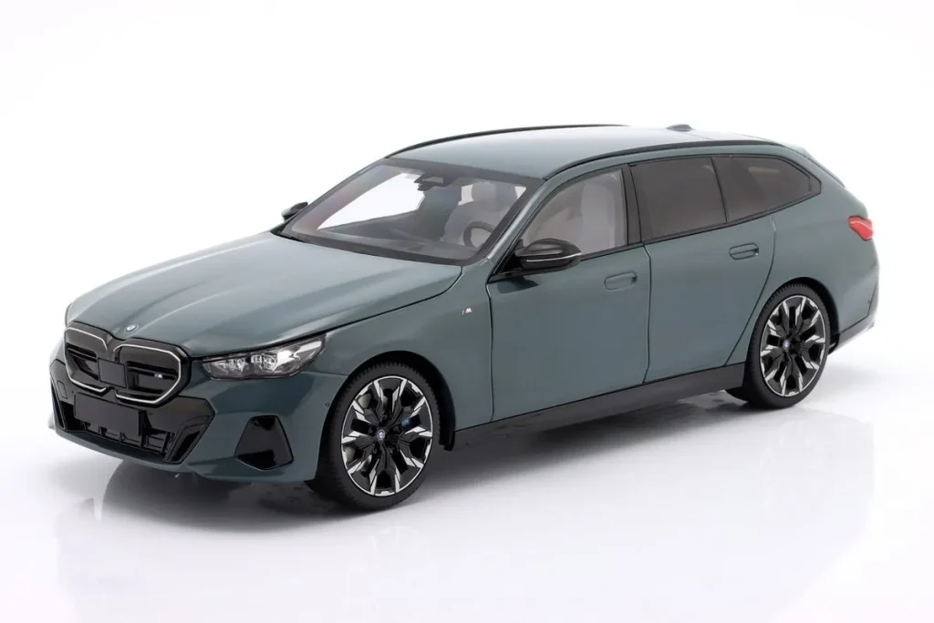 โมเดลรถ 1:18 BMW i5 M60 Touring ปี 2024 สีเขียวเมทัลลิก Minichamps