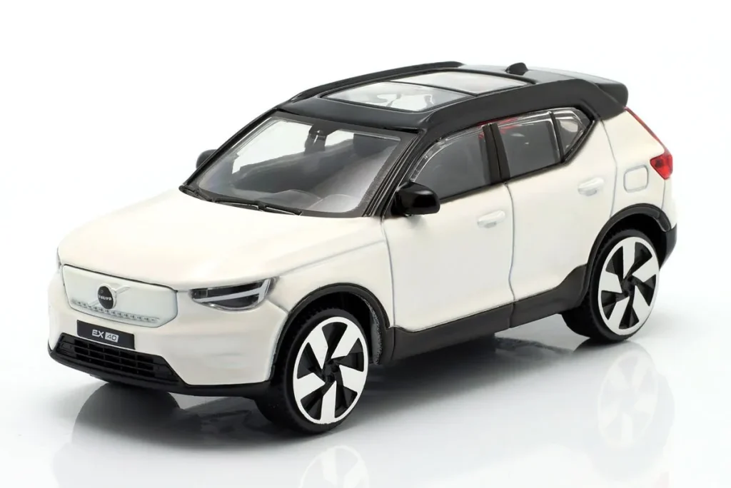โมเดลรถ 1:43 Volvo EX40 ปี 2026 สีขาว / ดำ Bburago