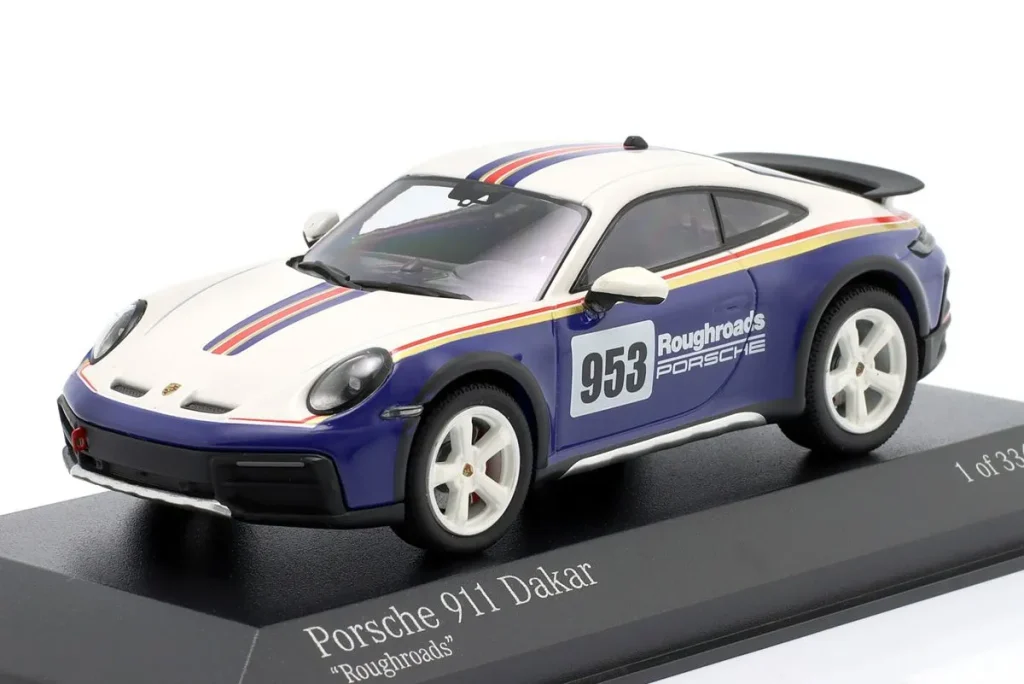 โมเดลรถ 1:43 Porsche 911 (992) Dakar #953 “Roughroads” ปี 2022 สีน้ำเงิน / ขาว / แดง / ทอง (Roughroads Design) Minichamps