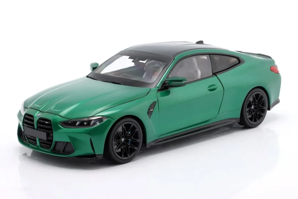 โมเดลรถ 1:18 BMW M4 (G82) ปี 2024 สีเขียวเมทัลลิก Minichamps