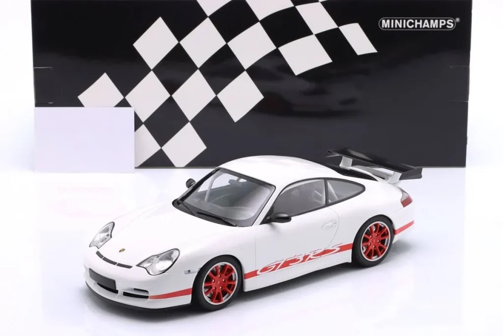 โมเดลรถ 1:18 Porsche 911 (996) GT3 RS ปี 2002 สีขาว / พร้อม แดง Dekor และ แดง ล้อ Minichamps
