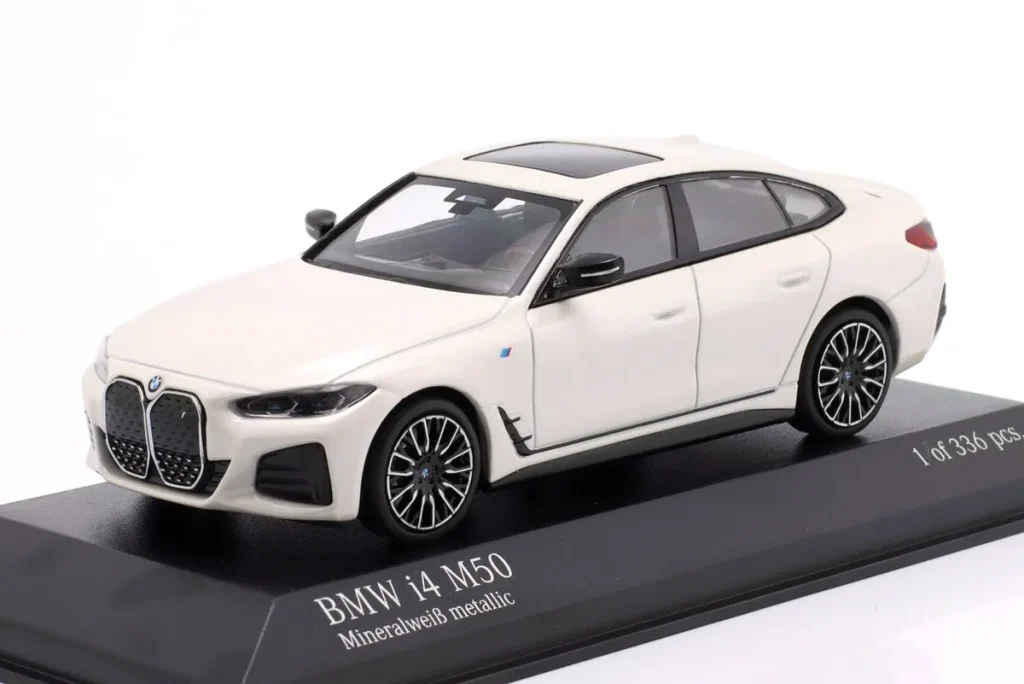 โมเดลรถ 1:43 BMW I4 M50 ปี 2023 สีขาวเมทัลลิก Minichamps