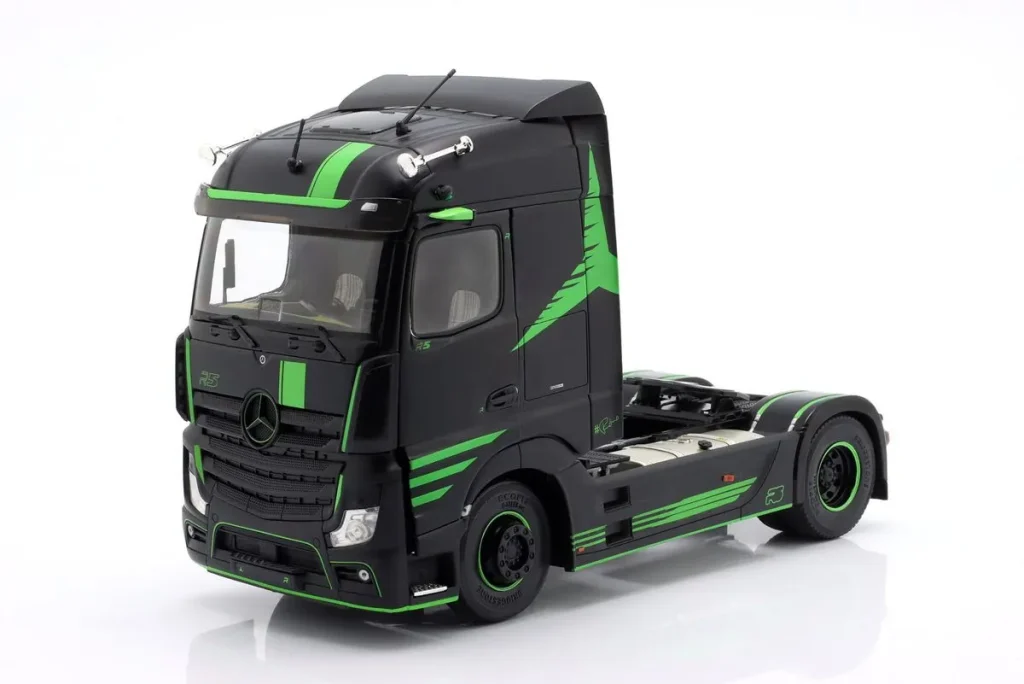 โมเดลรถ 1:24 Mercedes-Benz Actros R5 Sattelzugmaschine “Italian Collection” ปี 2021 สีดำ / เขียว Solido