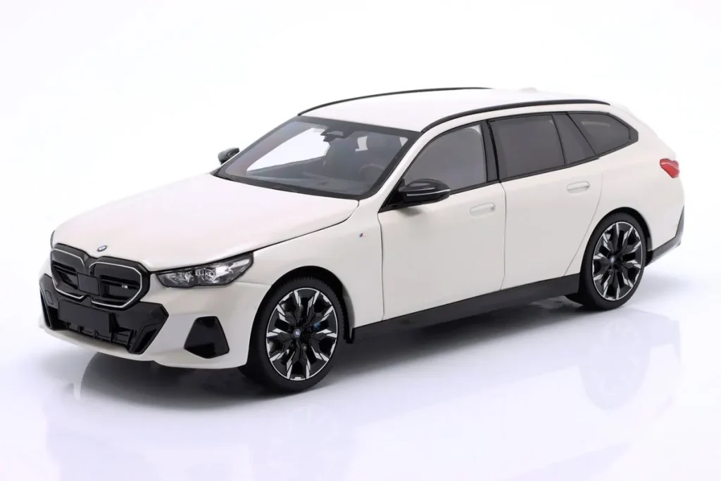 โมเดลรถ 1:18 BMW i5 M60 Touring ปี 2024 สีขาวเมทัลลิก Minichamps