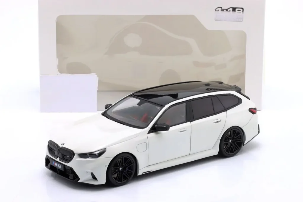 โมเดลรถ 1:18 BMW M5 Touring (G99) ปี 2025 สีขาว Solido