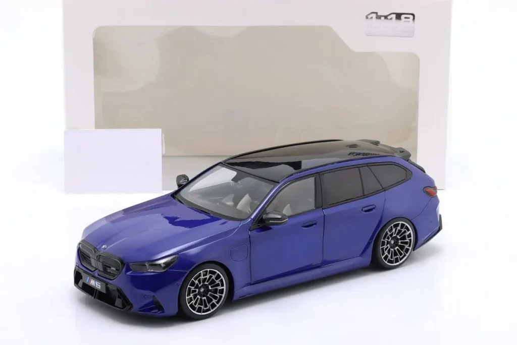 โมเดลรถ 1:18 BMW M5 Touring (G99) ปี 2025 สี Marina Bay น้ำเงิน Solido