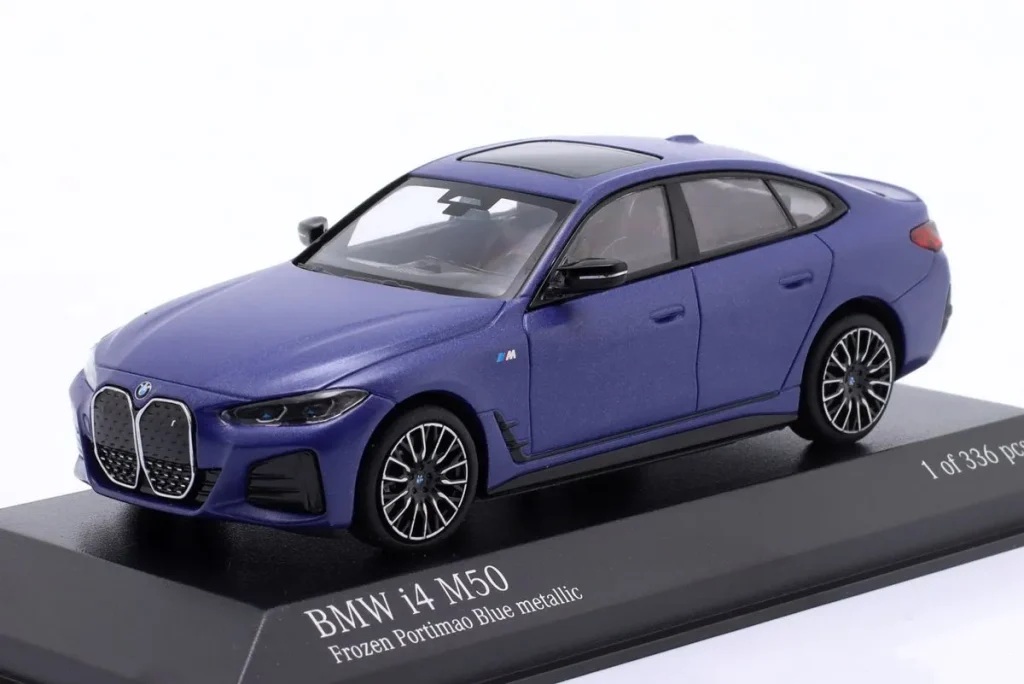 โมเดลรถ 1:43 BMW i4 M50 ปี 2022 สี frozen น้ำเงิน เมทัลลิก Minichamps