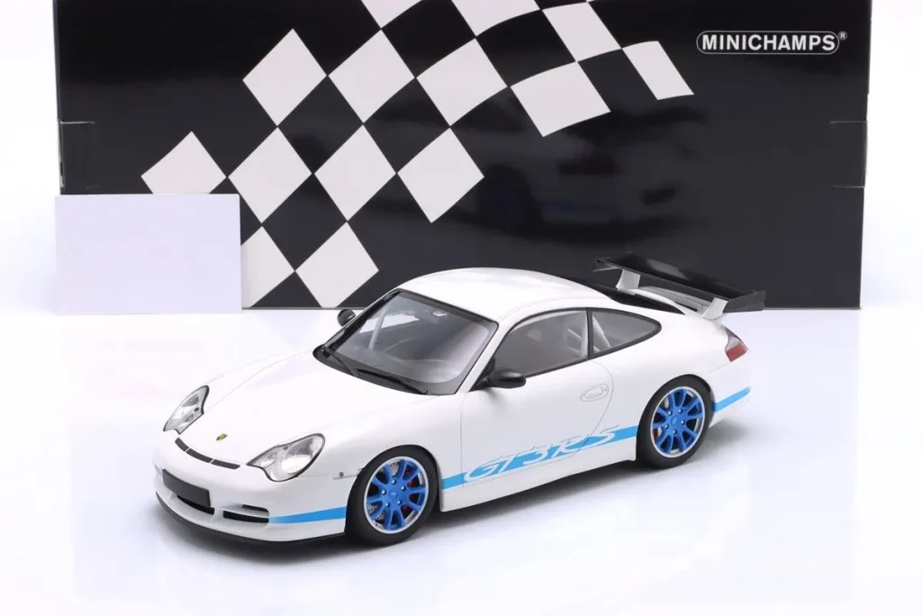 โมเดลรถ 1:18 Porsche 911 (996) GT3 RS ปี 2002 สีขาว / น้ำเงิน Minichamps